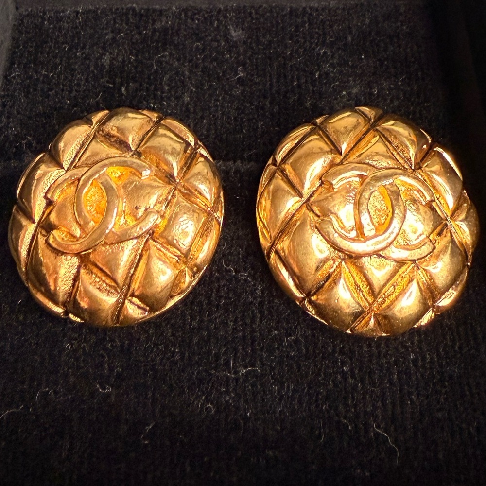 CHANEL CC QUILTED CLIP ON EARRINGS - Picture 4 of 8